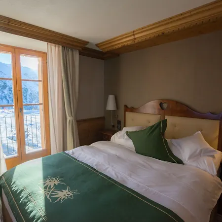 Riffelalp 2222m Ski-in & Ski-out 5*